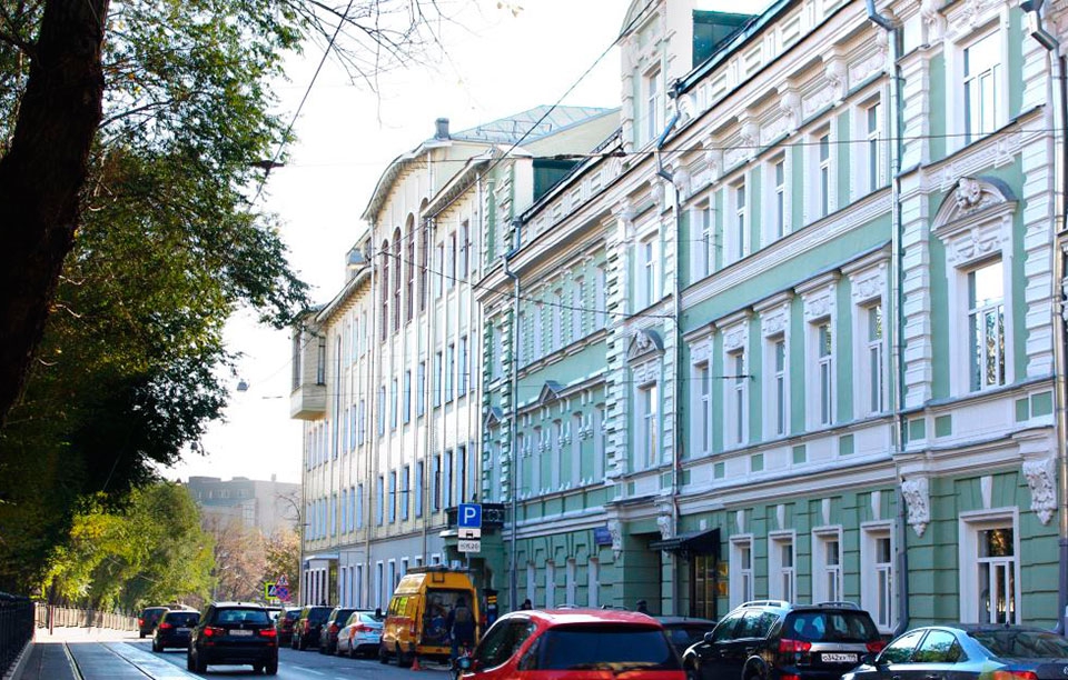 Аренда особняка в Москве. Возле метро Чистые пруды. Москва, Покровский б-р, д 8 с.1. Площадь: 88.00 кв.м. Цена: 360 000 руб