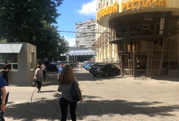 Аренда помещения свободного назначения в Москве, в жилом доме. Возле метро Сокол. Москва, Ленинградский пр-кт, д 80к16. Площадь: 1325.00 кв.м. Цена: 1 790 000 руб