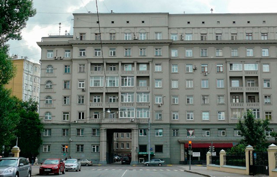 Аренда торговой площади в Москве, в жилом доме. Возле метро Спортивная. Москва г, Пироговская Б. ул, д 37/43 кА. Площадь: 144.90 кв.м. Цена: 600 010 руб