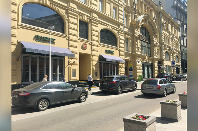 Аренда торговой площади в Москве. Возле метро Кузнецкий мост. Москва, Кузнецкий Мост ул, д 19. Площадь: 475.80 кв.м. Цена: 1 800 000 руб