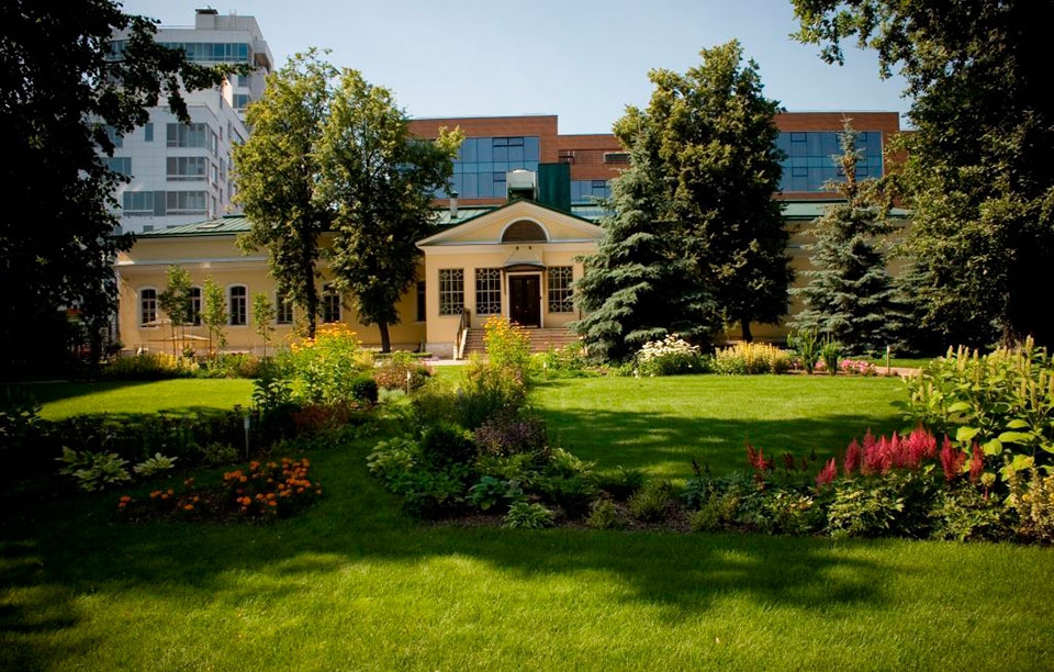 Аренда особняка в Москве. Возле метро Фрунзенская. Москва г, Усачева ул, д 1 стр. 1. Площадь: 1654.00 кв.м. Цена: 7 580 833 руб