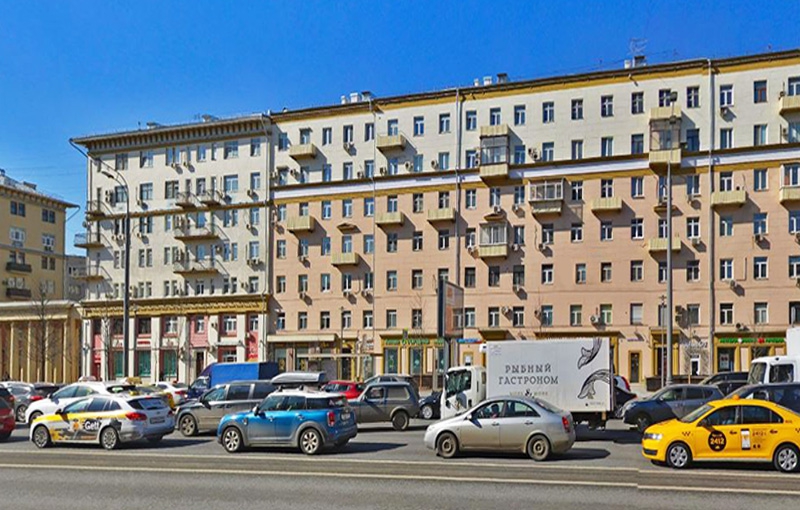 Аренда торговой площади в Москве, в жилом доме. Возле метро Парк культуры. Москва г, Смоленский б-р, д 7. Площадь: 78.00 кв.м. Цена: 500 000 руб