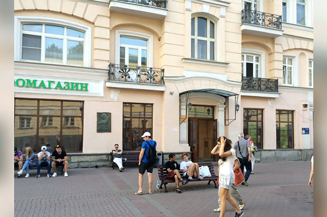 Аренда торговой площади в Москве, в жилом доме. Возле метро Смоленская. Москва г, Арбат ул, д 30к3с1. Площадь: 360.00 кв.м. Цена: 2 200 000 руб