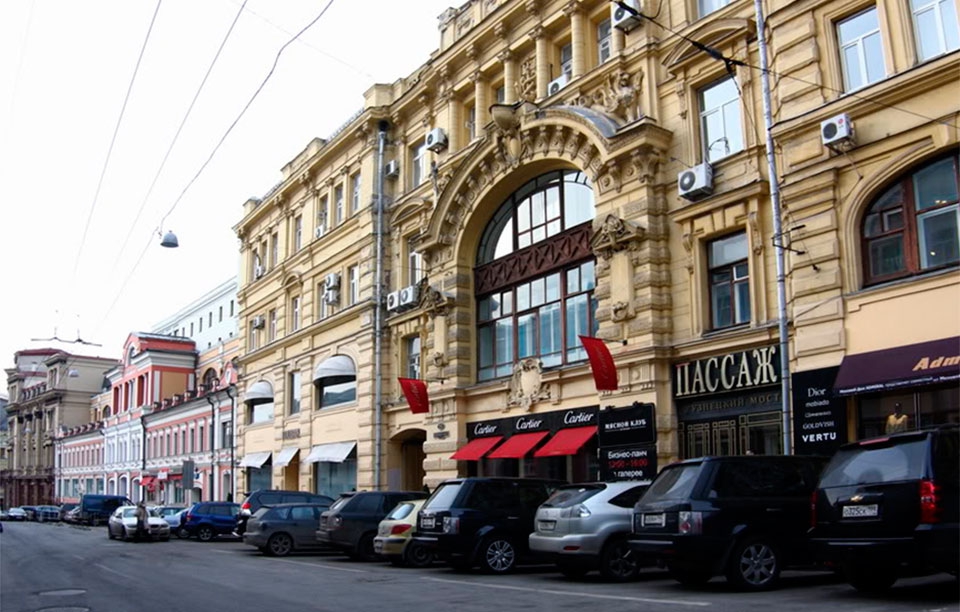 Аренда торговой площади в Москве. Возле метро Кузнецкий мост. Москва г, Кузнецкий Мост ул, д 19 с.1. Площадь: 80.00 кв.м. Цена: 600 000 руб