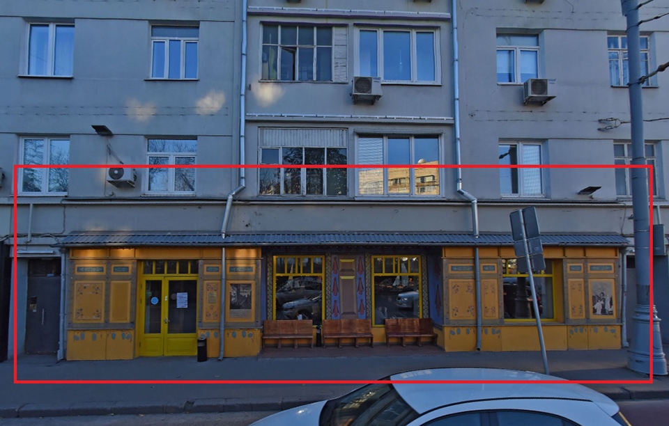 Аренда торговой площади в Москве, в жилом доме. Возле метро Арбатская. Москва, Никитский б-р, д 25. Площадь: 147.00 кв.м. Цена: 1 000 000 руб