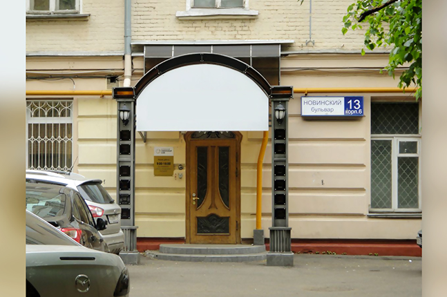 Аренда торговой площади в Москве, в жилом доме. Возле метро Смоленская. Москва, Новинский б-р, д 13с6. Площадь: 198.00 кв.м. Цена: 408 000 руб