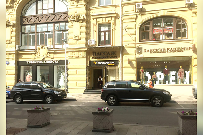 Аренда торговой площади в Москве, в жилом доме. Возле метро Кузнецкий мост. Москва, Кузнецкий Мост ул, д 19. Площадь: 72.70 кв.м. Цена: 360 000 руб