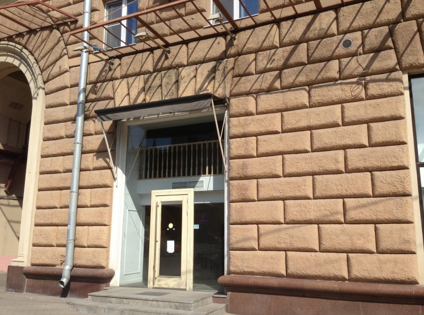 Аренда торговой площади в Москве, в жилом доме. Возле метро Смоленская. Москва, Новинский б-р, д 18. Площадь: 107.40 кв.м. Цена: 500 000 руб