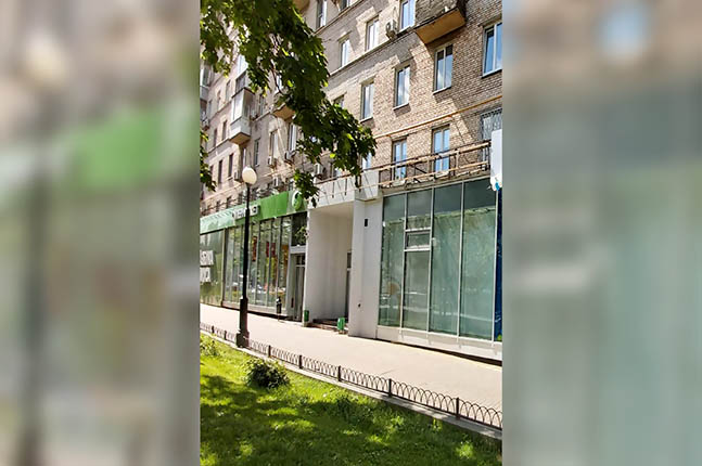 Аренда торговой площади в Москве, в жилом доме. Возле метро Киевская. Москва г, Кутузовский пр-кт, д 8. Площадь: 79.50 кв.м. Цена: 450 000 руб