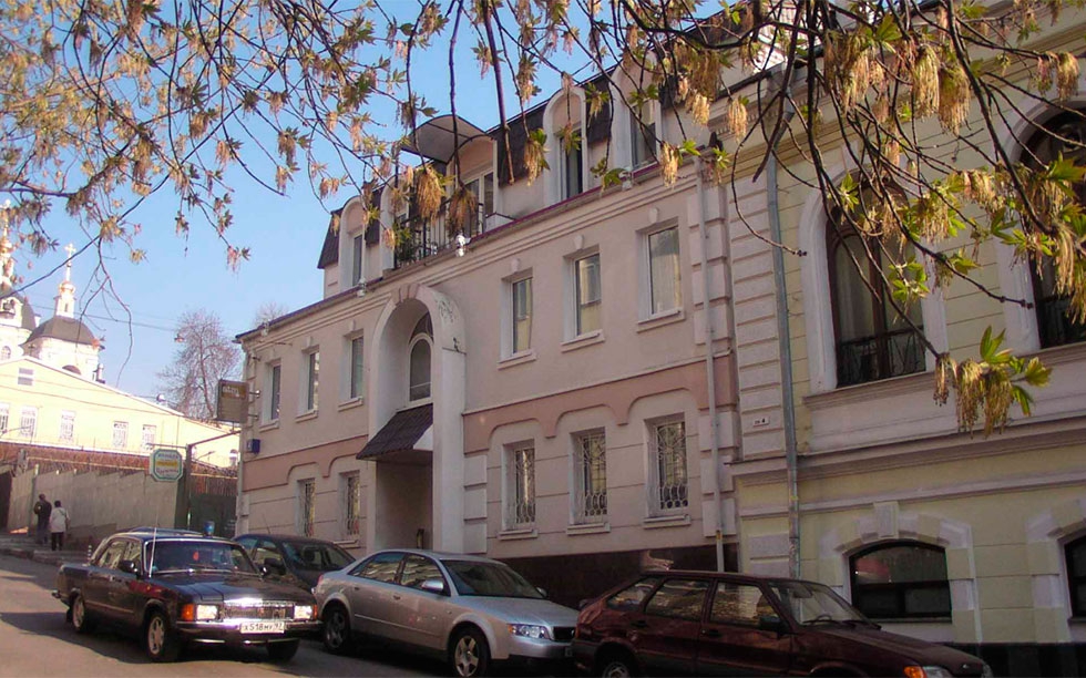 Аренда особняка в Москве. Возле метро Кузнецкий мост. Москва, Звонарский пер, д 4. Площадь: 595.00 кв.м. Цена: 1 239 584 руб
