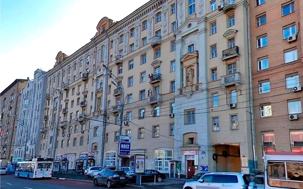 Аренда торговой площади в Москве, в жилом доме. Возле метро Маяковская. Москва г, Садовая-Каретная ул, д 4-6 с.1. Площадь: 226.00 кв.м. Цена: 550 000 руб