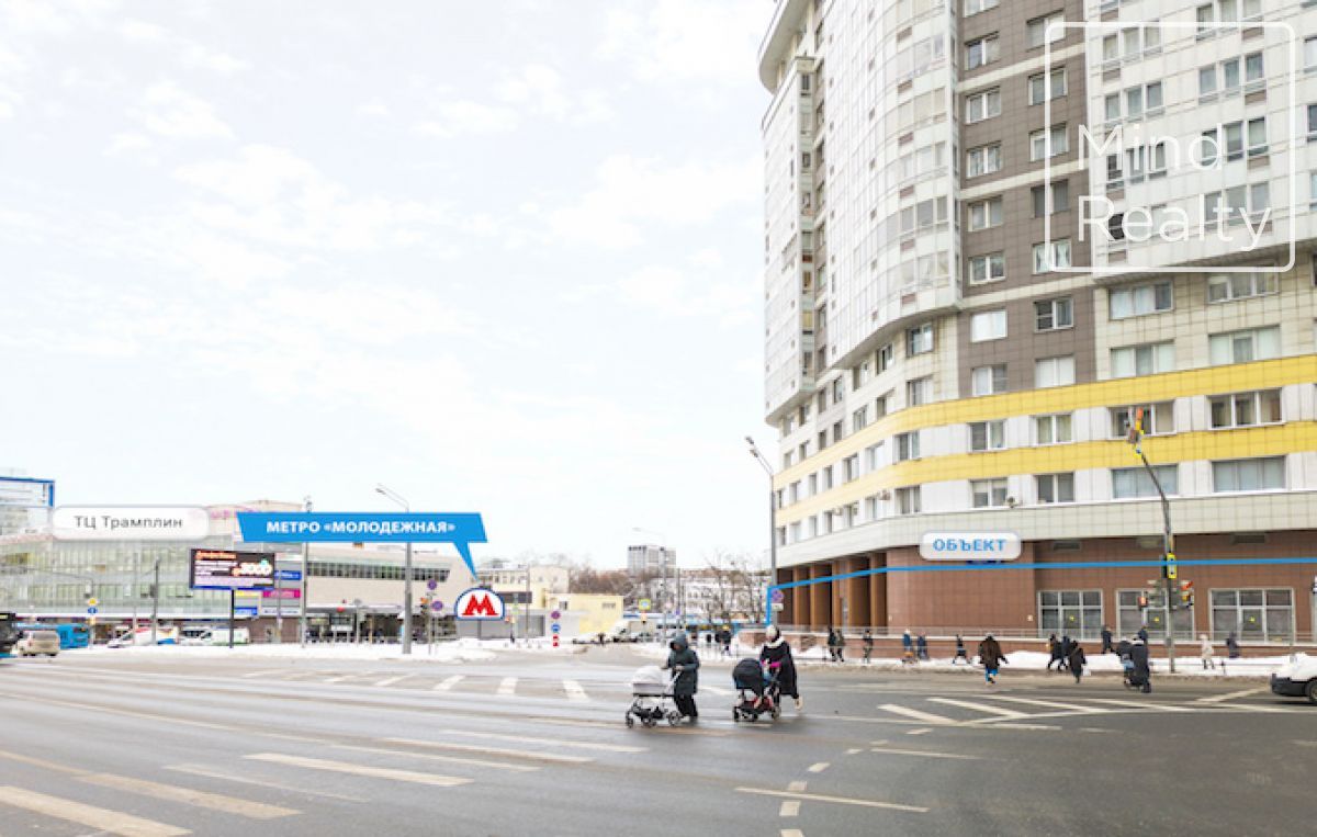 Продажа торгового помещения в Москве, в жилом доме. Возле метро Молодёжная. Москва, Ярцевская ул, д 27,корп.1. Площадь: 151.30 кв.м. Цена: 118 800 000 руб